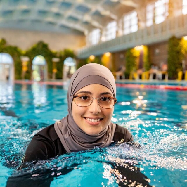 Muslimische Frauen schwimmen im Stadtbad Neuss